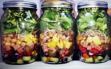 Keinen Bock mehr auf das labbrige Mensa-Food? Dann zaubere Dir ein gesundes Essen, das ultra lecker ist und auch noch fancy aussieht: Mason Jar Salad.